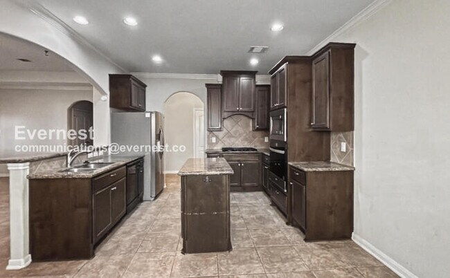 Building Photo - 3 Bed, 2 Bath Home with Fenced Yard & Garage / Pet-Friendly / Available Now!