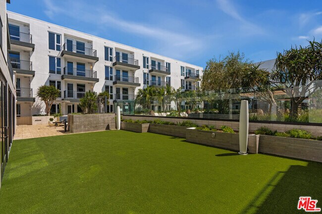 Building Photo - 2455 Overland Ave