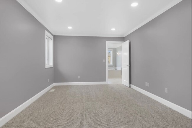 Building Photo - Spacious home for rent -  2.2 miles from t...