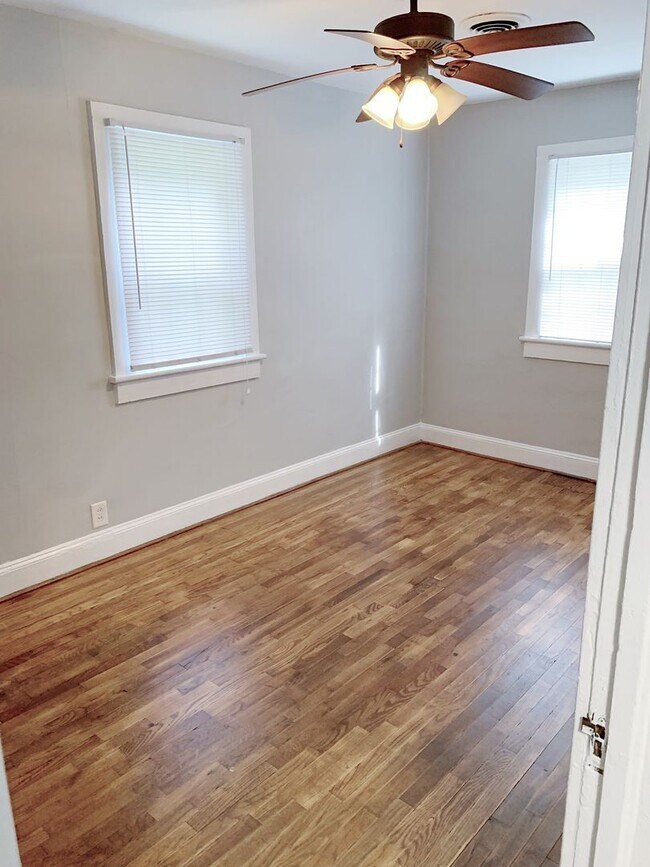 Building Photo - 3 Bedrooms 2 Full Bathrooms with fenced in...