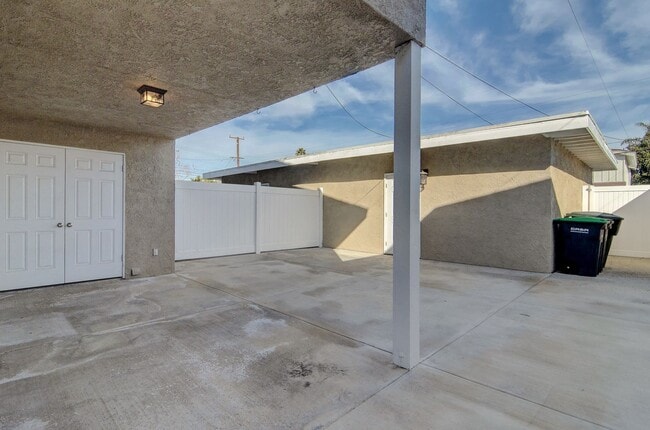 Building Photo - Palmer St (214)