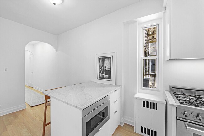 Building Photo - 210-218 W 19th St