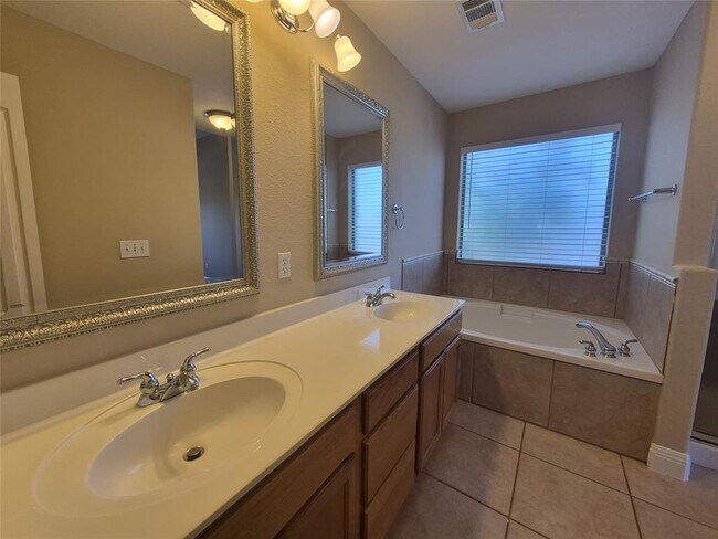 Building Photo - 8800 Hazelhurst Dr