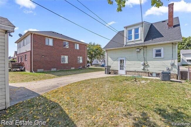 Building Photo - 5444 Kenilworth St