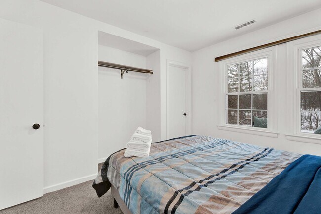 Building Photo - 3BD ROOM RANCH - PRIVATE LOT - FURNISHED -...