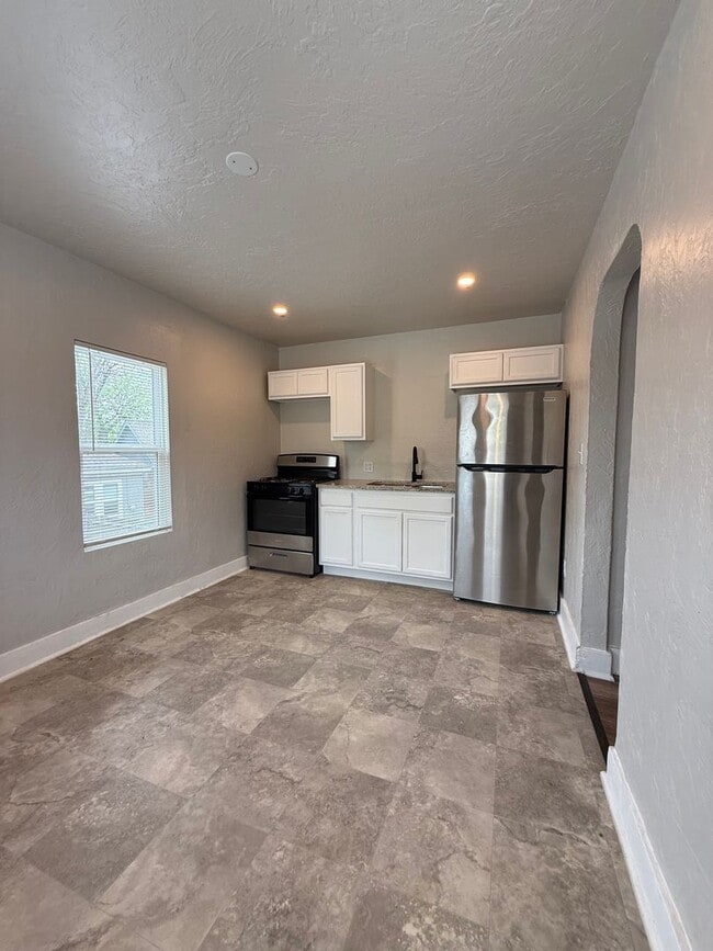 Building Photo - N. Villa Ave - Triplex