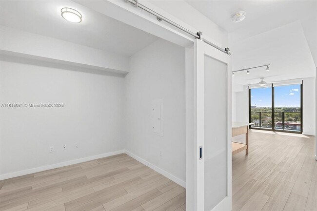 Building Photo - 555 NE 8th St
