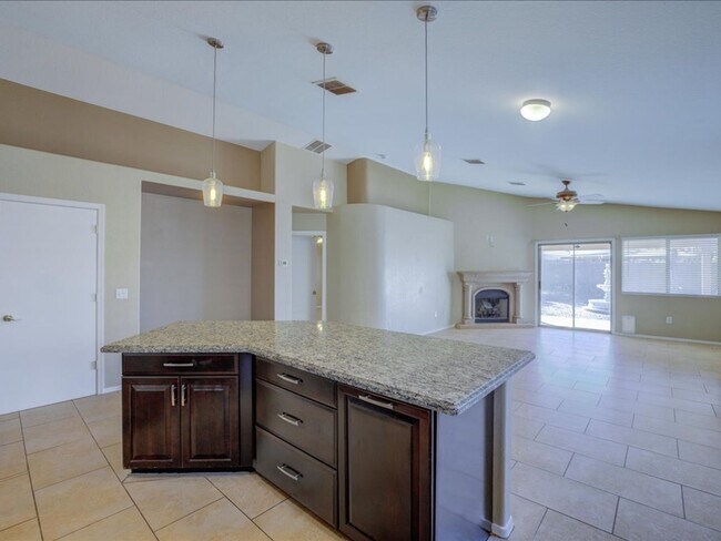 Building Photo - 3 Bedroom 2 Bathroom with Den!