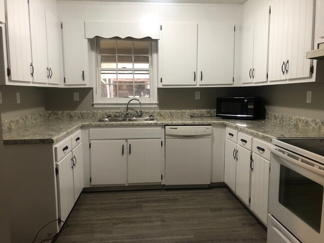 Building Photo - 515 Chateau Dr SE