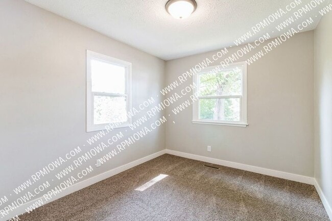 Building Photo - 1533 Ridgewood Ave