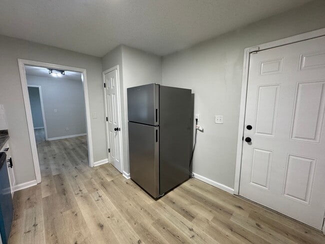 Building Photo - 3bed/2bath freshly renovated home!