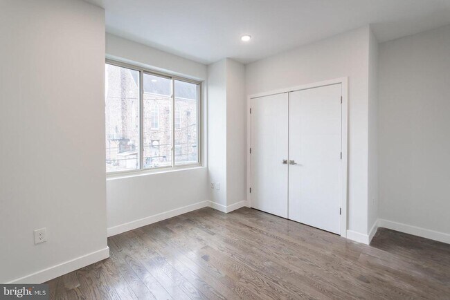 Building Photo - 627 W Oxford St