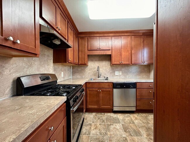 Building Photo - Cresent NE Apartments