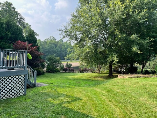Building Photo - Stunning 5 Bedroom 2.5 Bath Home located i...