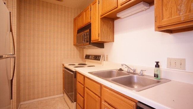 Building Photo - Charming 1/1 in Gated Community