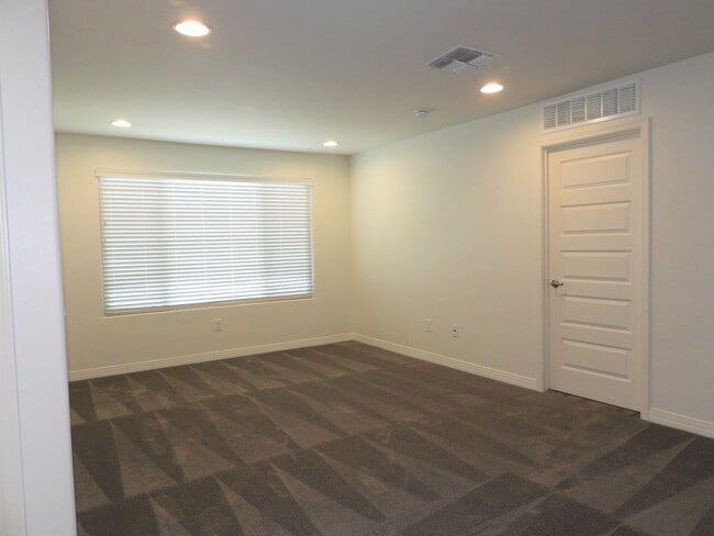 Building Photo - 4 Bedroom 2.5 Bathroom