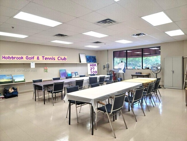 Building Photo - 681 S Hollybrook Dr