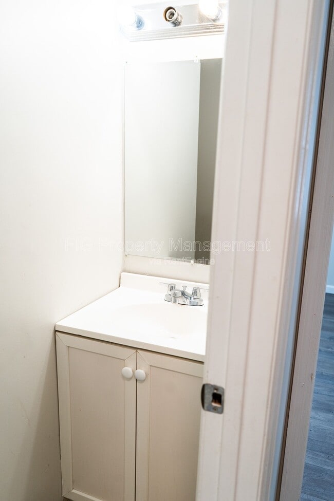 Building Photo - 1136 Valley Dr SW