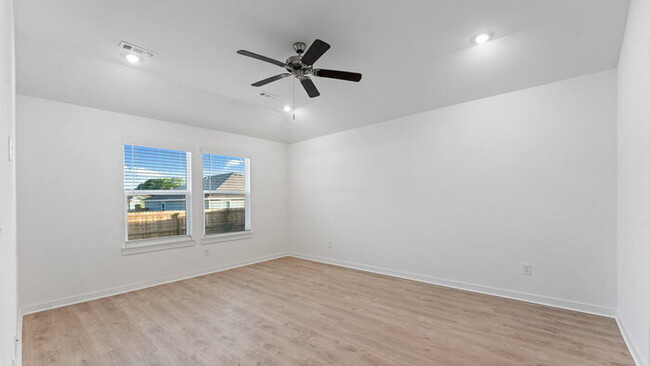 Building Photo - "Bright 4-Bedroom Haven with Scenic Views ...