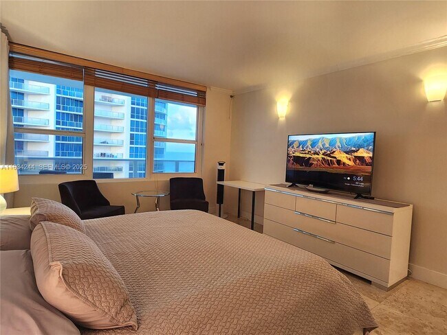 Building Photo - 3505 S Ocean Dr