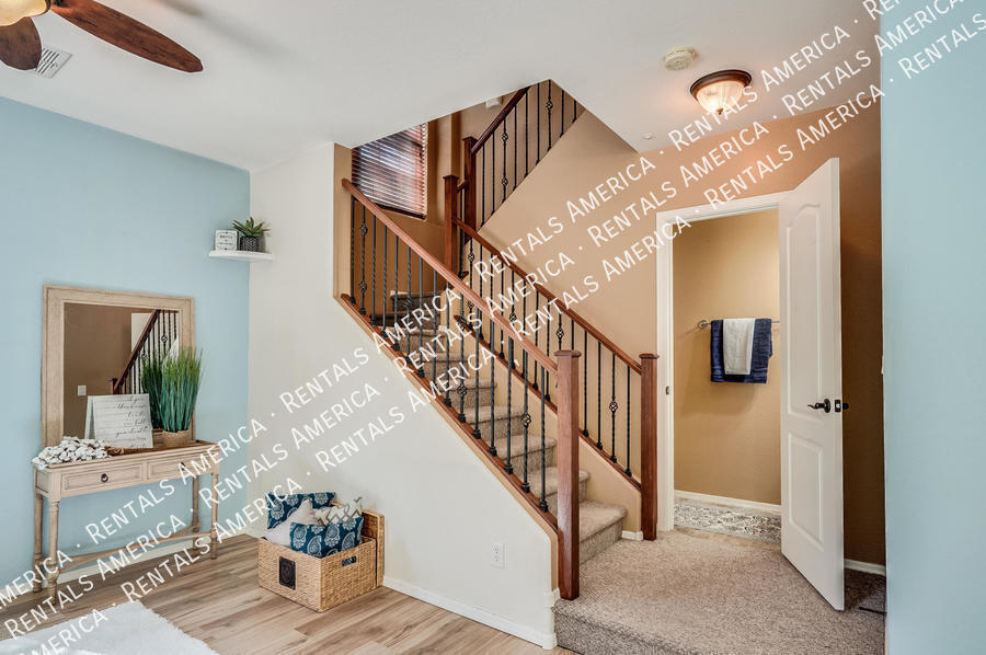 Building Photo - 2727 S Equestrian Dr