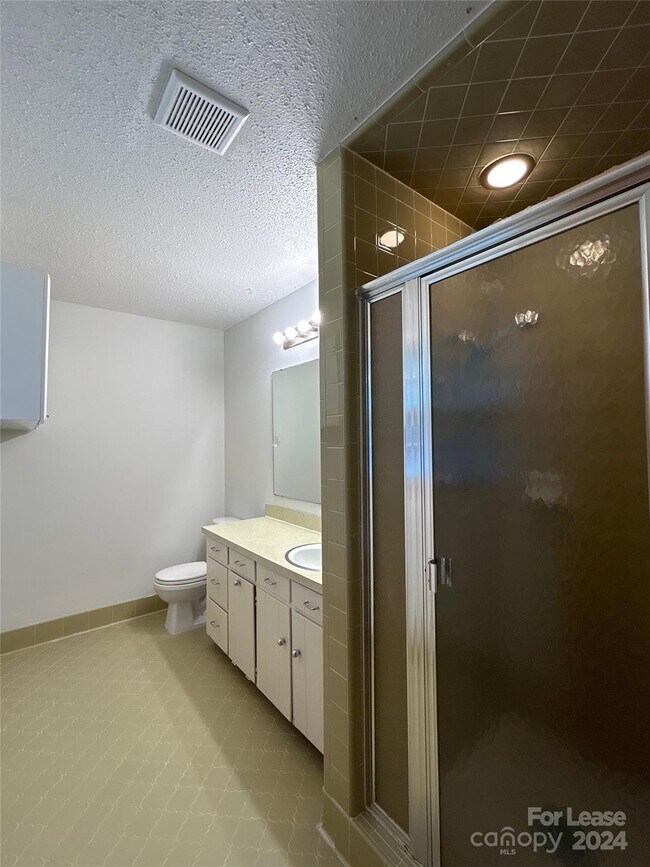 Building Photo - 4614 Cloverdale Ave