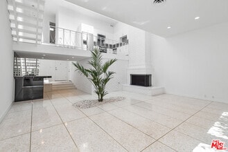 Building Photo - 764 N Doheny Dr