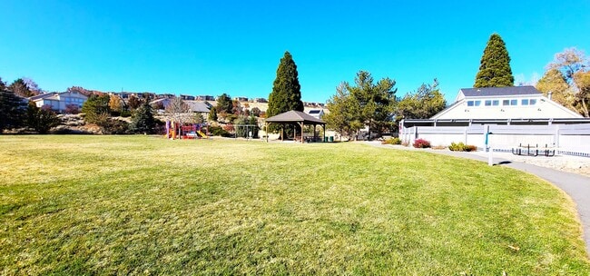 Building Photo - Beautifully Updated 3 Bedroom 2 Bath Updated Home in Lakeridge Springs Close to Community Pool an...