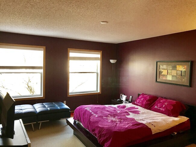 Building Photo - Beautiful 3 Br / 2.5 Ba TH w/ Granite Counters, Hdwd Flrs, 2 Car Garage in Eden Prairie!