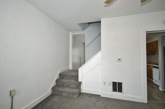 Building Photo - 2 Bed/1Bath Single Family Row House - Sect...