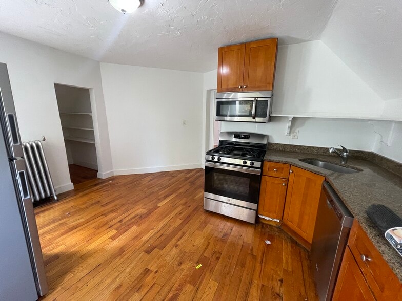 Building Photo - 91 Devon St