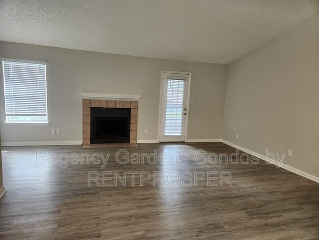 Building Photo - 4200 Thornbriar Ln