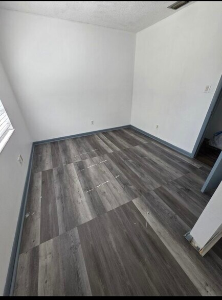 Building Photo - 904 E Crenshaw St