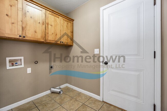 Building Photo - 3 Bedroom 3 Bathroom Home with Attached 2 Car Garage Available in Coeur d'Alene!