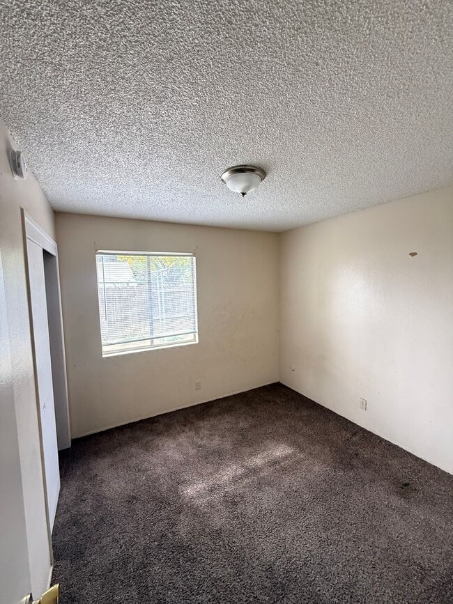 Building Photo - Spacious 4-Bedroom Home in Northeast Bakersfield