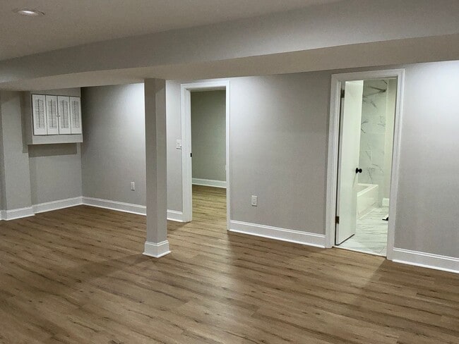 Building Photo - Fully updated 4BR 3BA single family rambler in Twinbrook Forest