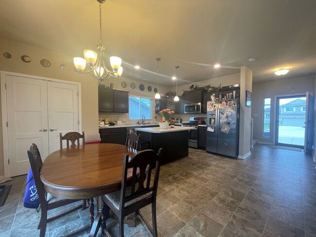 Building Photo - Bellevue Home For Rent!