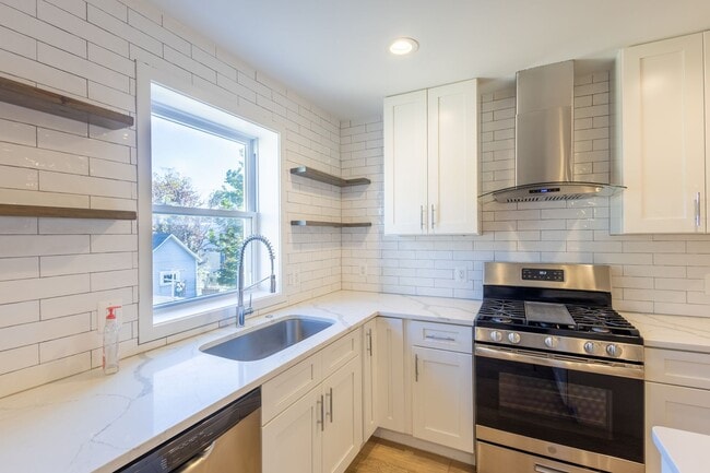 Building Photo - Beautiful 3 BR/3 BA Townhome in Brentwood!
