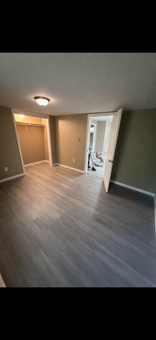 Building Photo - 14 Lakeview Dr