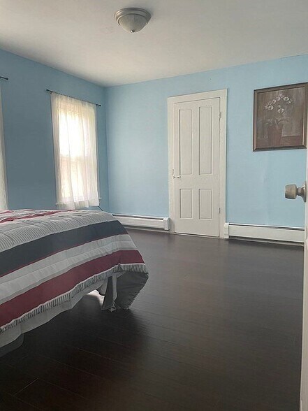 Building Photo - 27 Snell St