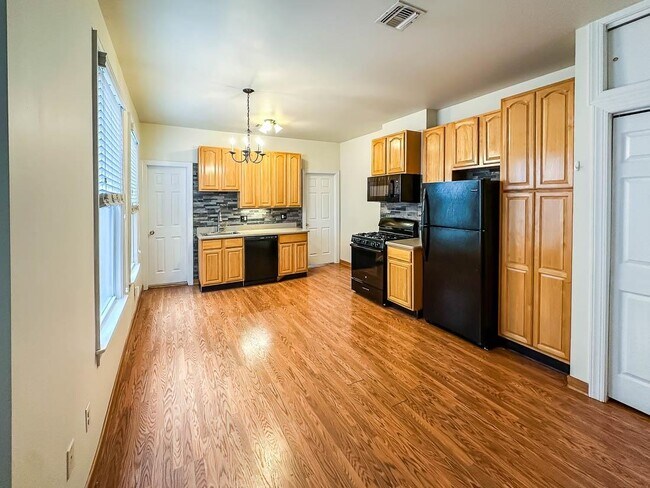 Building Photo - 394 Woodlawn Ave