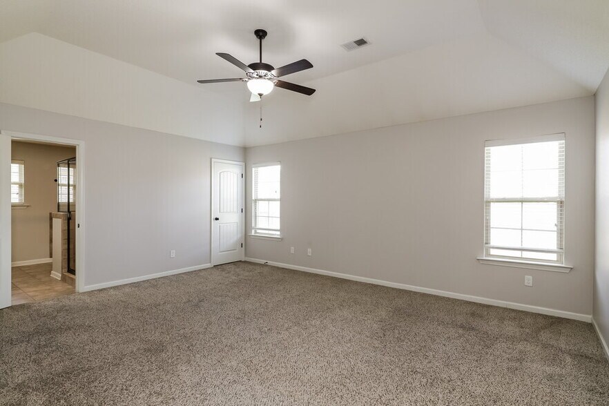 Building Photo - 1074 Darren Cir E