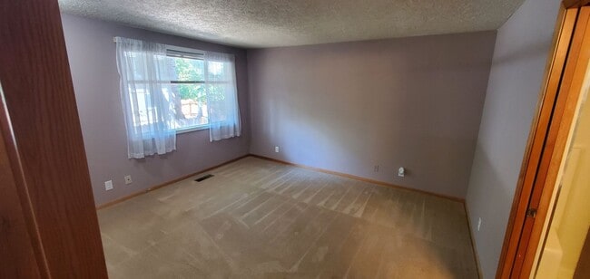 Building Photo - Three Bedroom w/ a Large Bonus Room on a C...