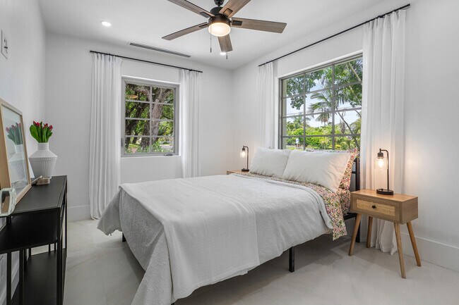 Building Photo - 2330 Lake Ave