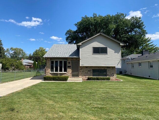 Building Photo - 2021 Kirschoff Ave