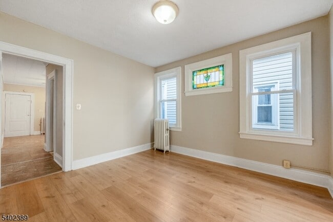 Building Photo - 525 Maple Ave