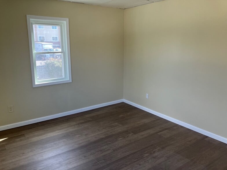 Building Photo - 302 Maple Ave