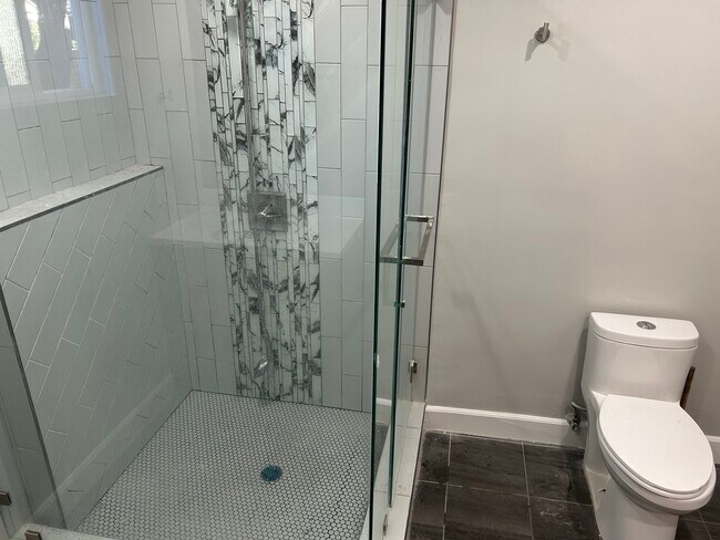 Main bathroom - 19548 Los Alimos St