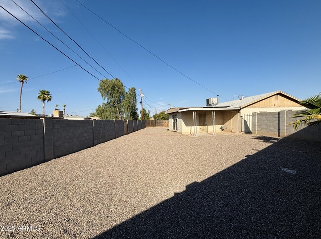 Building Photo - 4842 W Elm St