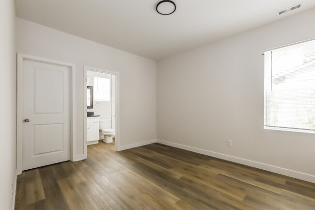 Building Photo - "Charming 3-Bed, 2-Bath Duplex on Broad Ripple Ave – Spacious 1250 Sq. Ft. Living in Vibrant Indi...